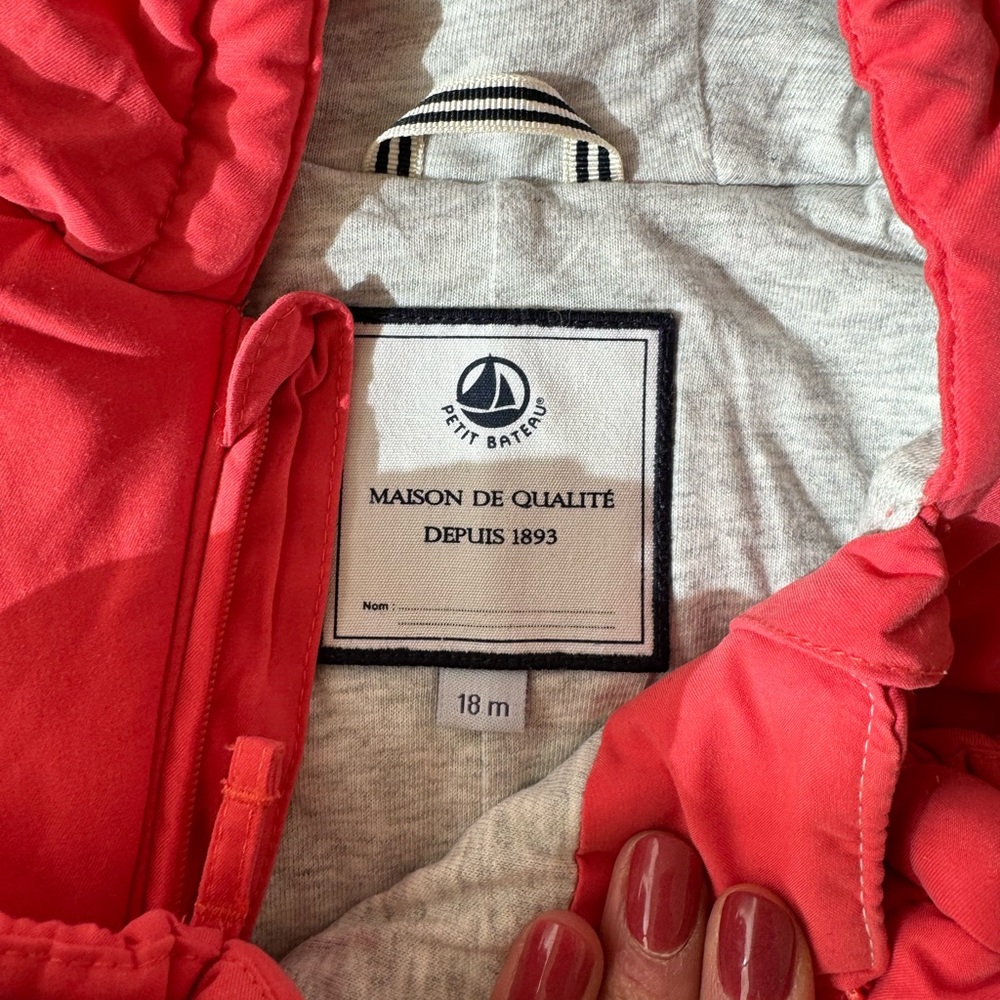Súper cute snow suit for a 18m baby! Worn once. You’ll love it